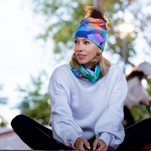 You want to train in style? This is the coolest duo of beanie and multifunction tubular headband! The Fast Triangles Pom beanie gives a little tuch of style to any outfits !