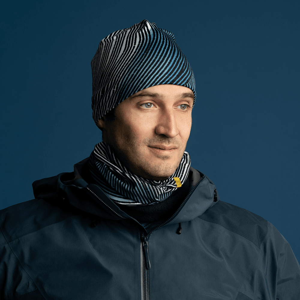 Mannequin portant le cache-cou multifonctionnel Lignes abstraites et une tuque assortie.