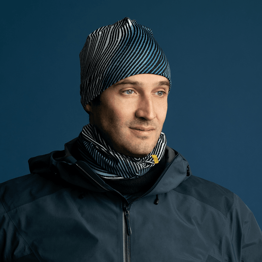 Mannequin portant le cache-cou multifonctionnel Lignes abstraites et une tuque assortie.