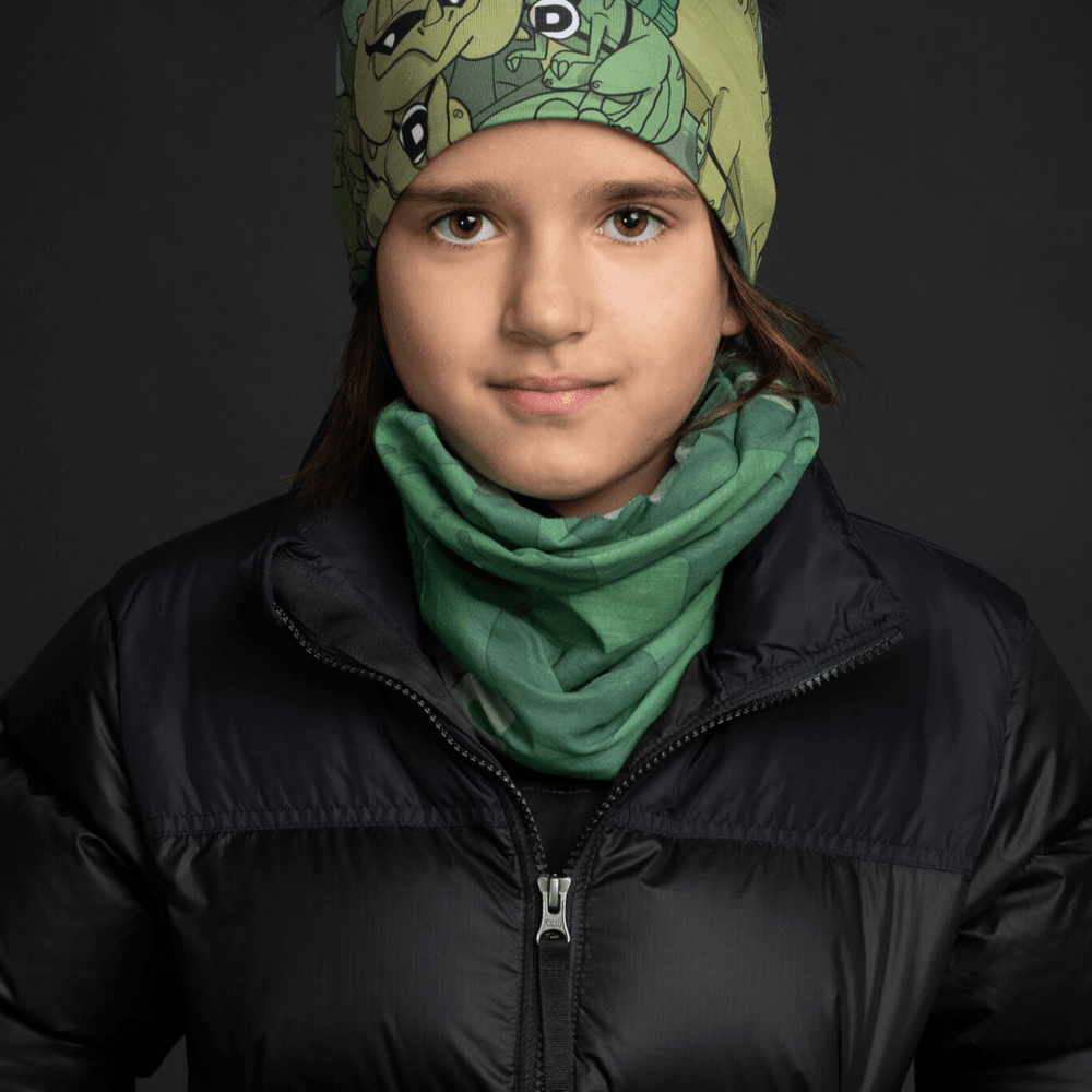 Un enfant portant une veste matelassée noire et un cache-cou camouflage vert.