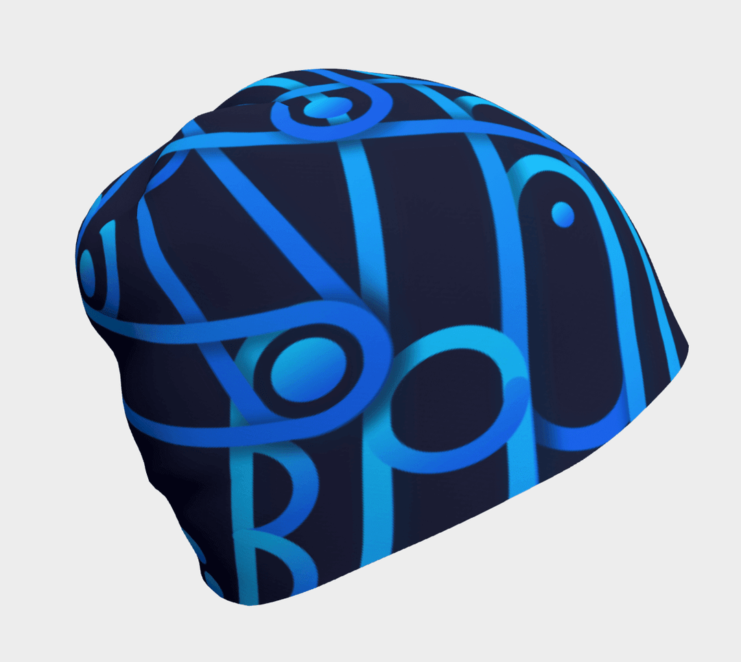 Gros plan d'une tuque bleu foncé avec un motif géométrique abstrait répété en bleu vif.