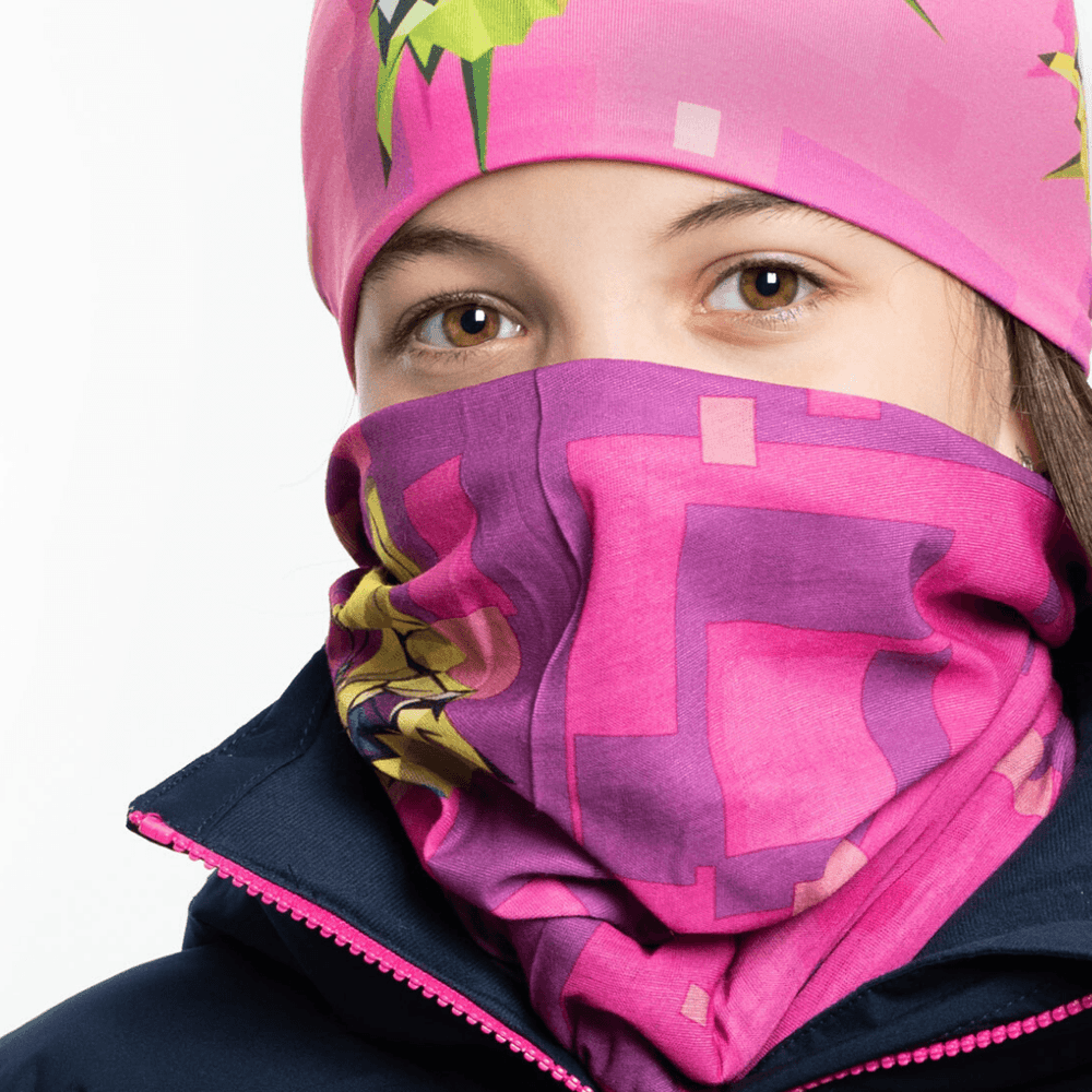 Une femme portant le tube multifonction à motif papillon rose et violet comme protection faciale.