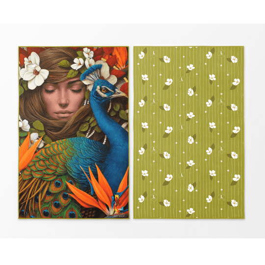 Vue avant et arrière de la serviette de plage réversible Chrysalide, présentant un art de paon et de fleurs d&