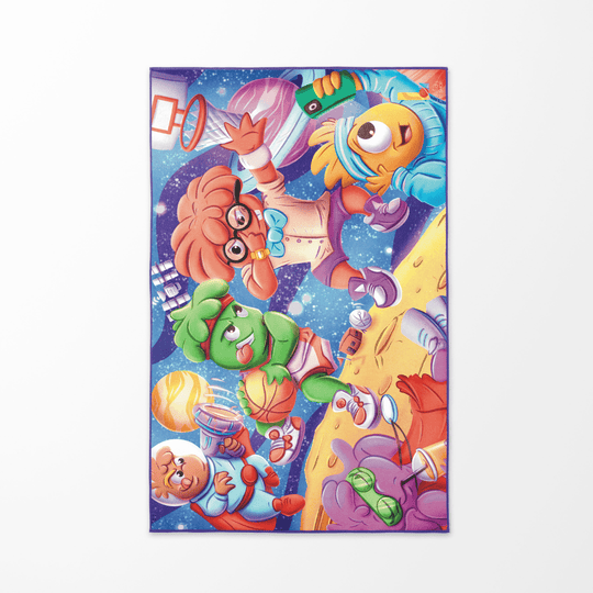 Face avant de la serviette de plage "Cosmic Slam" avec des astronautes et extraterrestres colorés jouant au basketball dans l&