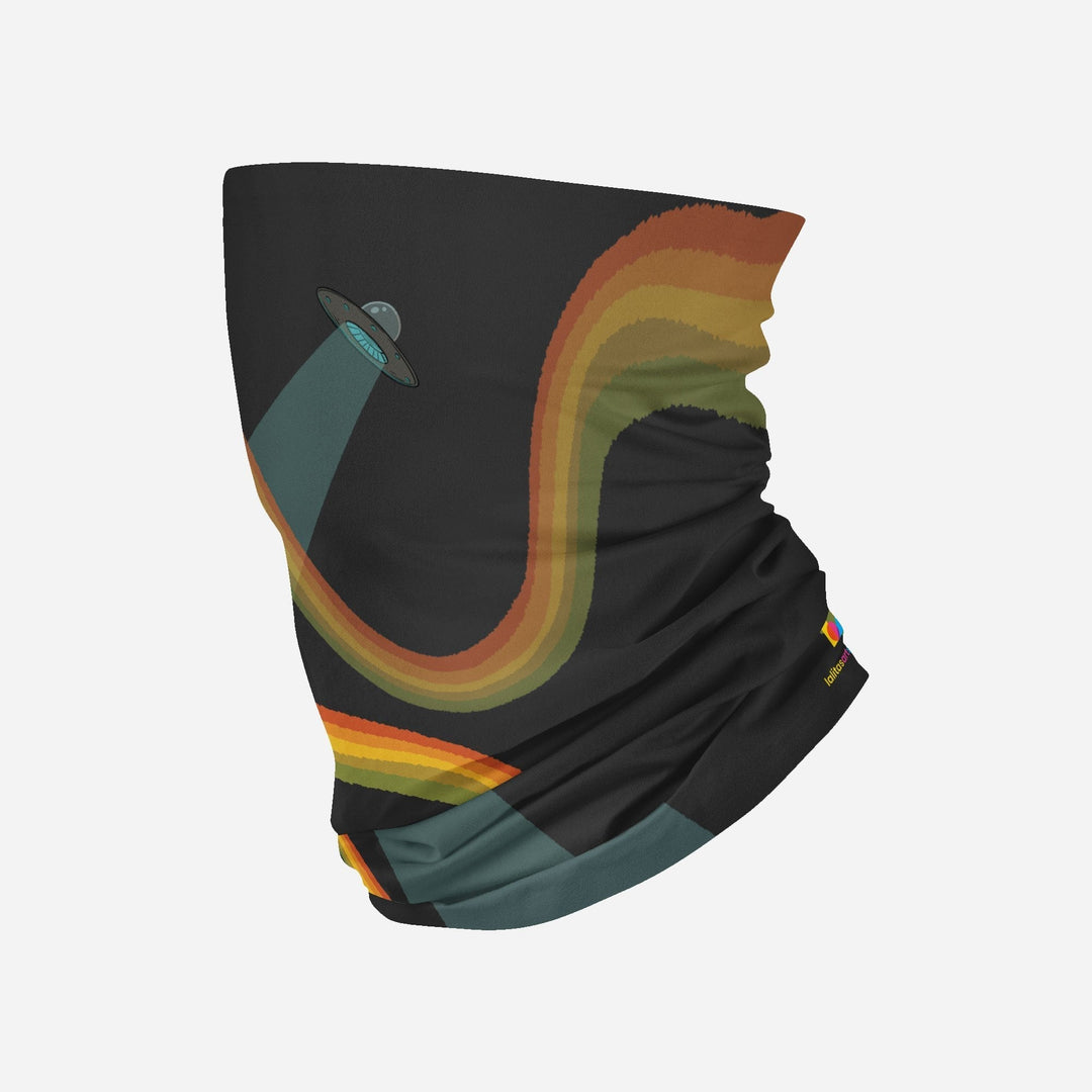 Cache-cou noir avec des soucoupes volantes et un rayon arc-en-ciel sur fond blanc.