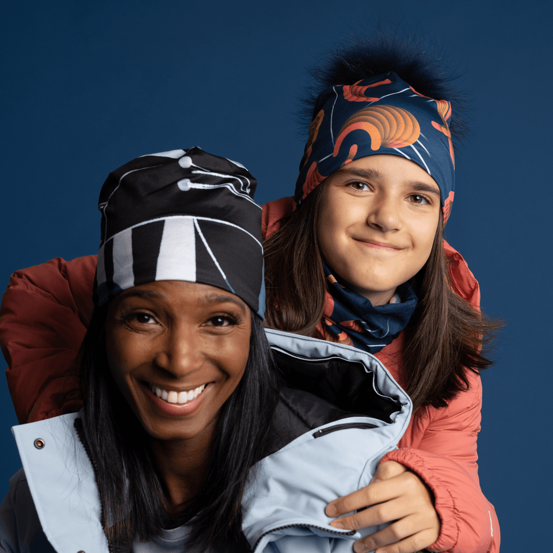 Une femme et un enfant portant des vestes d&