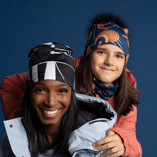 Une femme et un enfant portant des vestes d&