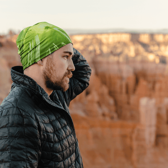 Homme portant la tuque sportive « Feu Vert » à l&