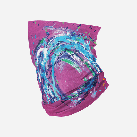 Un tube polyvalent rose avec un motif abstrait éclaboussé de bleu et de vert.