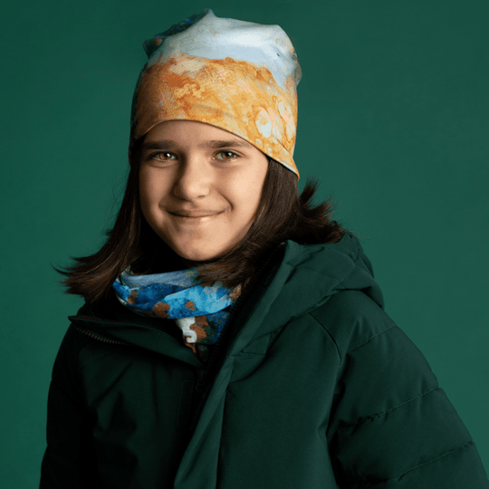 Une jeune fille portant un manteau d&
