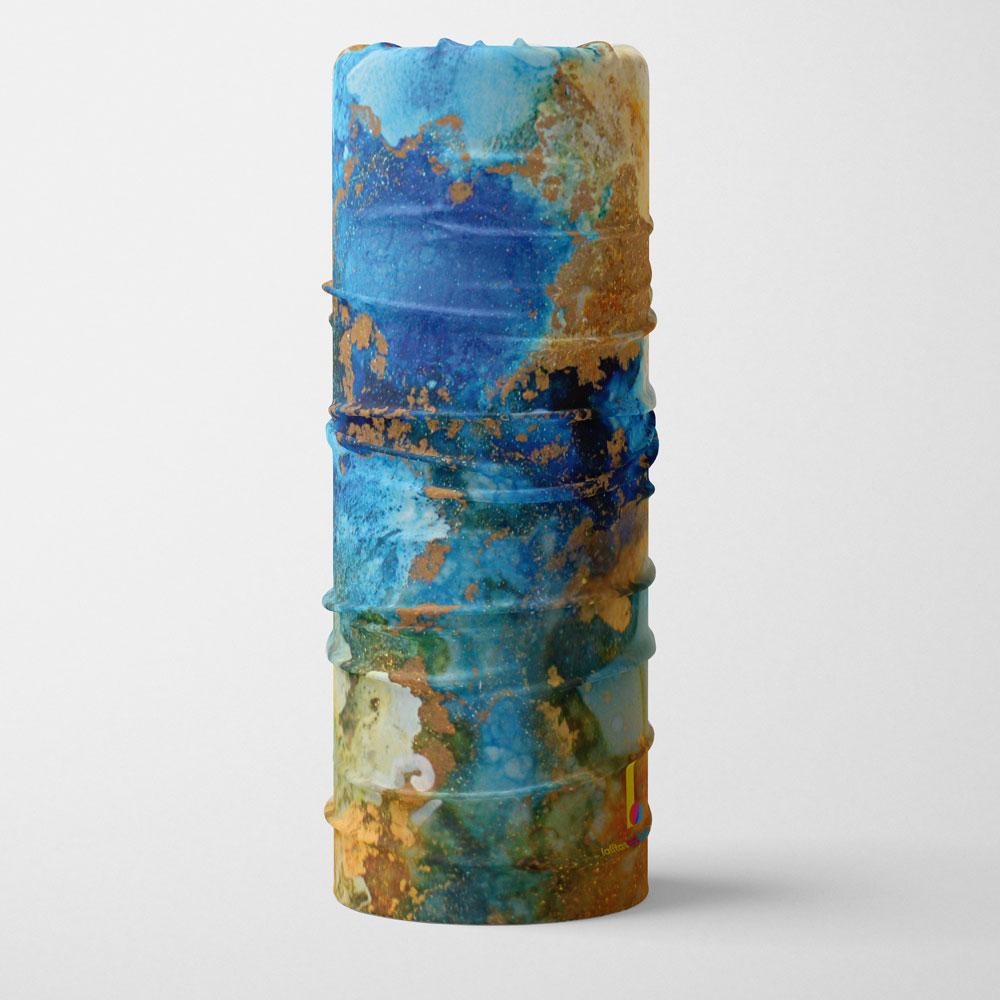 Un tube multifonctionnel Marbre Océan posé, montrant sa construction sans coutures et son design abstrait bleu et or.