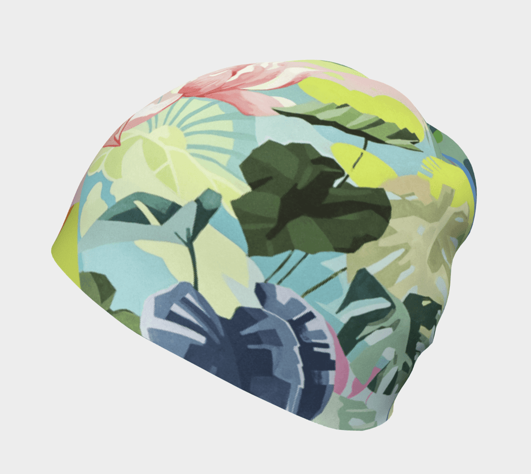Gros plan d'une tuque pour femmes ornée d'un imprimé floral pastel vibrant.