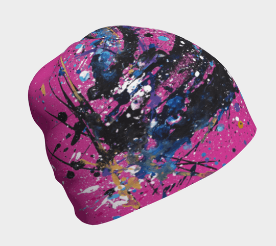 Une tuque rose avec un design abstrait de taches de peinture noires, bleues et blanches.
