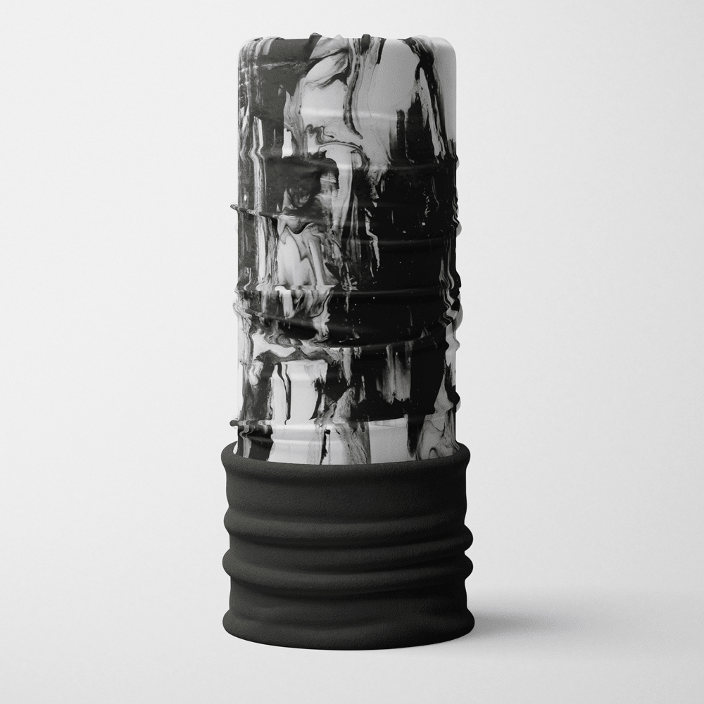 Un accessoire tubulaire haut et droit avec un motif abstrait marbré noir et blanc et un bas en polaire noire.