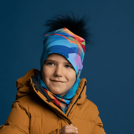Un jeune garçon portant un manteau d&