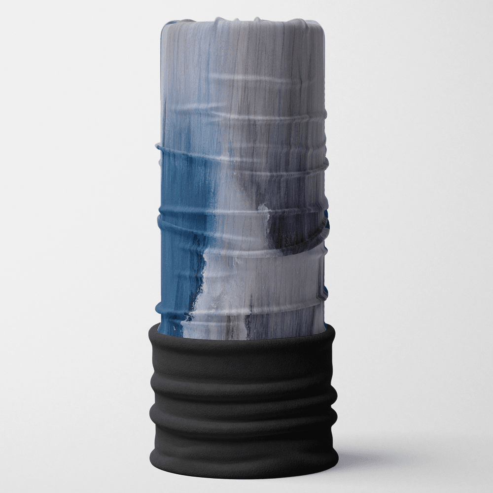 Un tube cylindrique avec un imprimé artistique "Mer Dorée" en bleu, gris et blanc, avec un bord côtelé noir, posé sur un fond blanc.