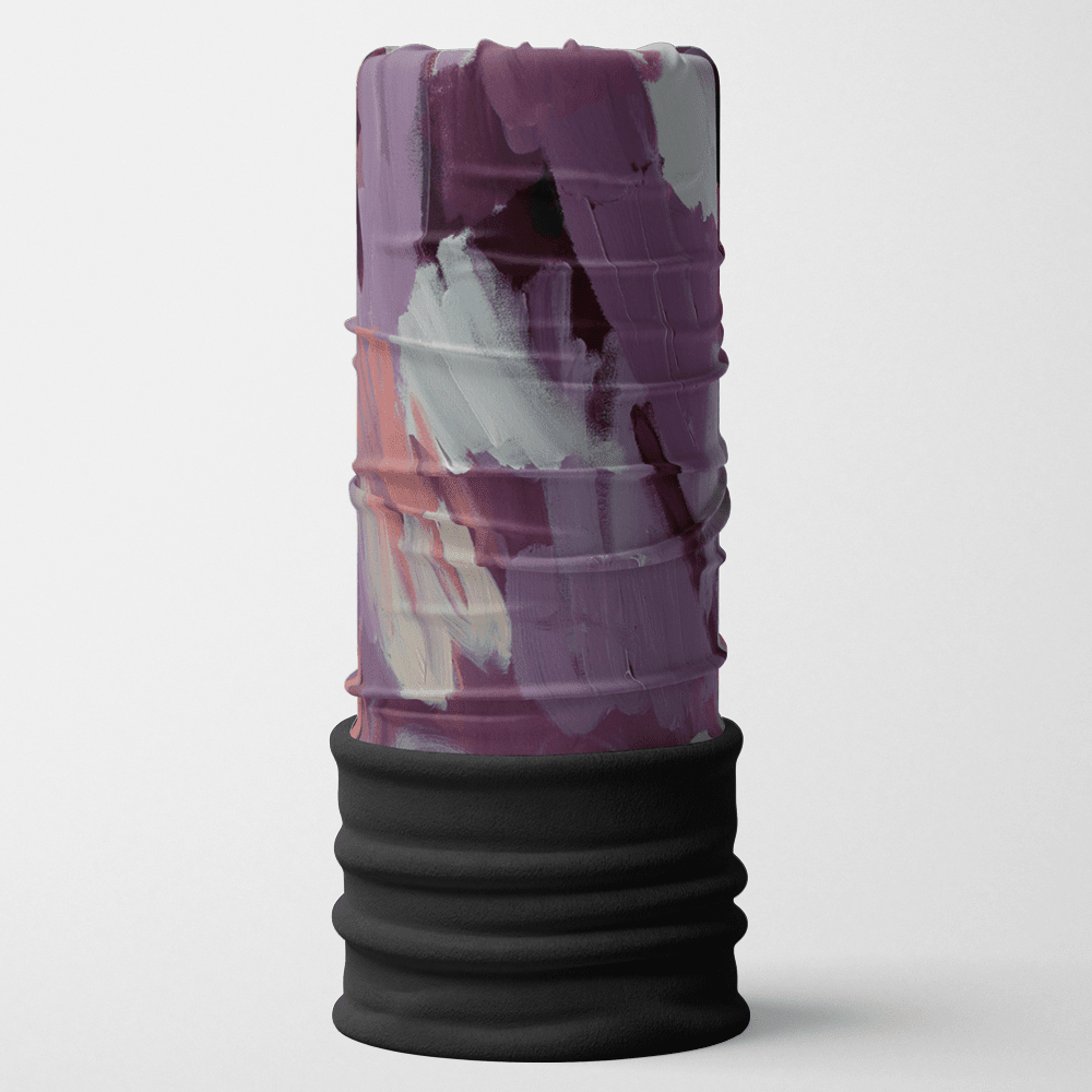 Un tube multifonction cylindrique avec un motif abstrait de touches de peinture violettes, roses et blanches et un bord inférieur côtelé noir.