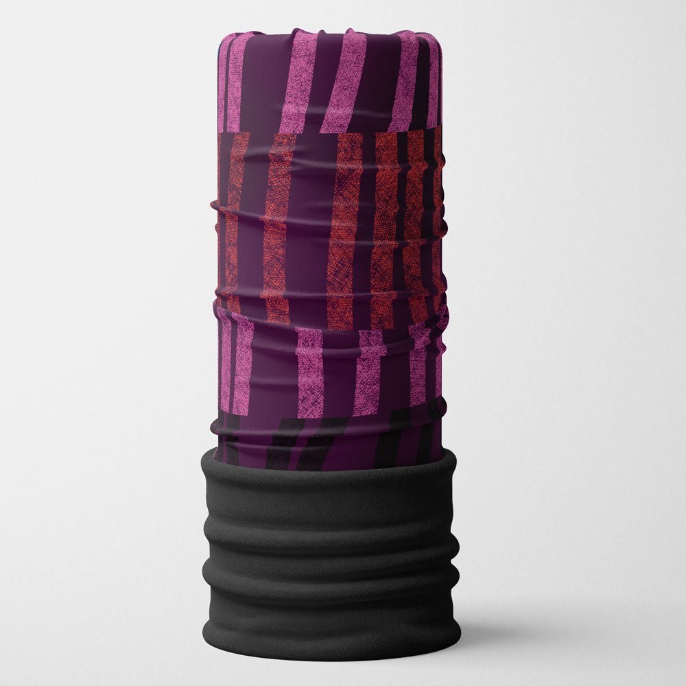 Tube multifonctionnel violet et rose à rayures avec une section cache-cou en polaire noire.