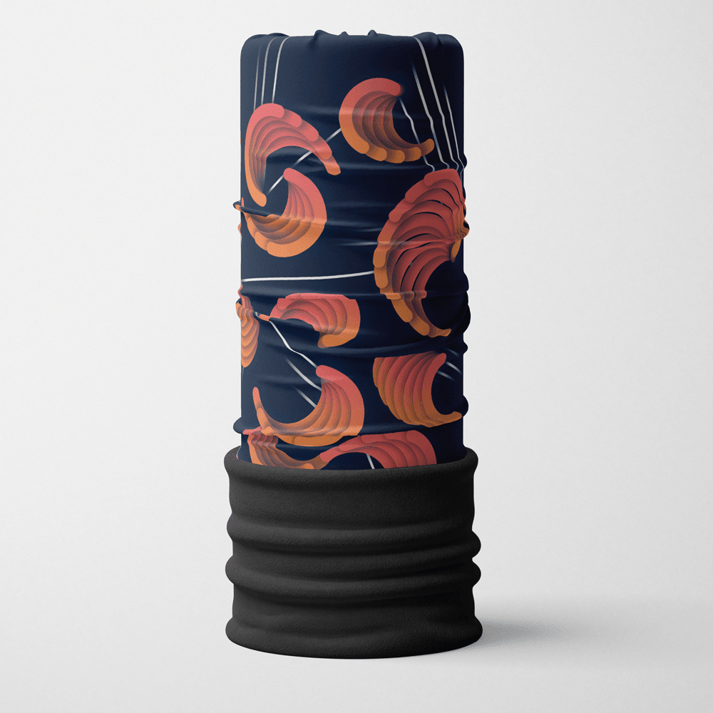 Un tube de cou multifonction bleu marine avec un design abstrait orange et blanc et une bande de polaire noire à la base.