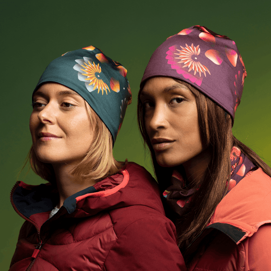 Deux femmes portant des tuques à imprimé floral, une vert foncé et l&