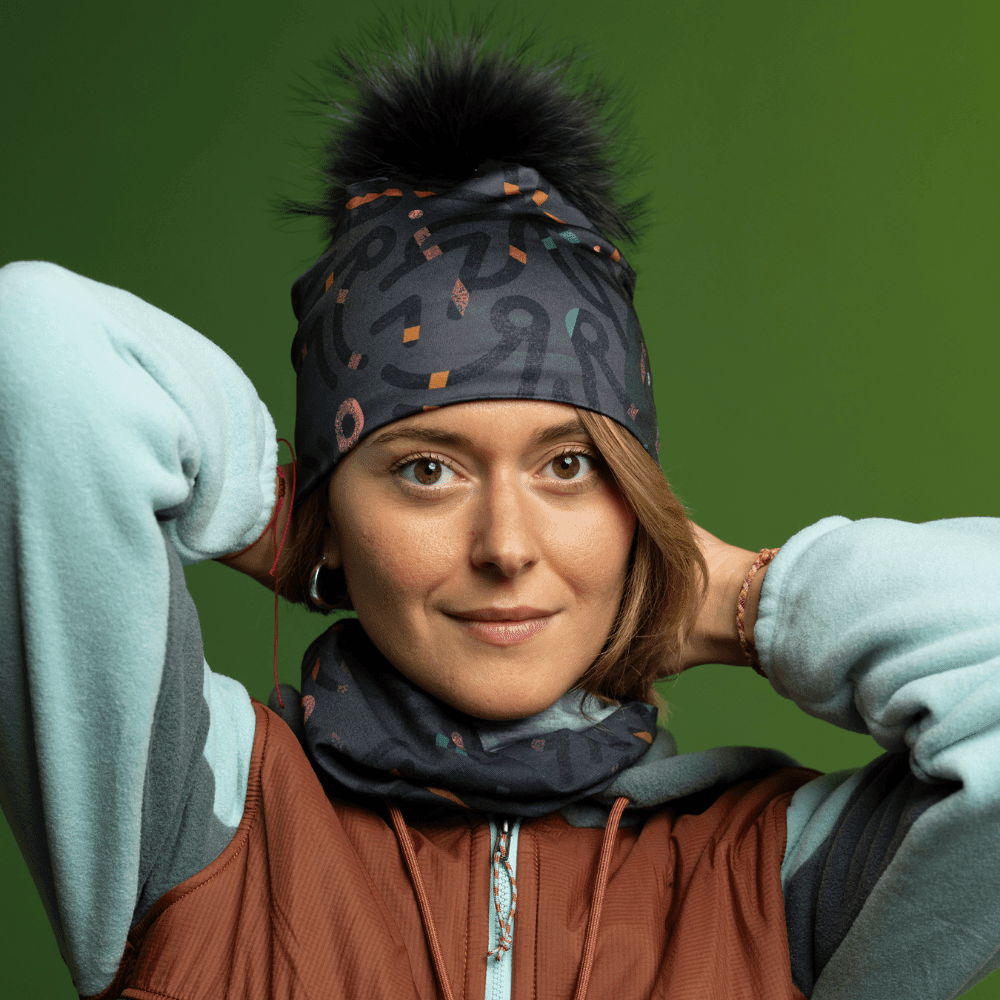 Femme portant une tuque et le Tube multifonctionnel Symetrick Gris en cache-cou.