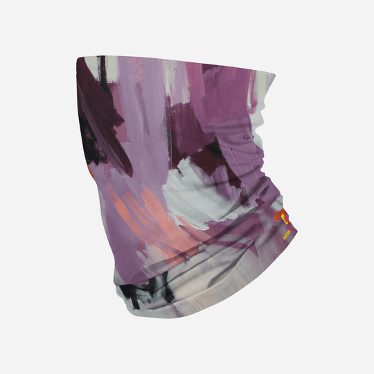 Accessoire tubulaire en tissu au motif floral peint dans des tons de violet et de rose, vu de face.