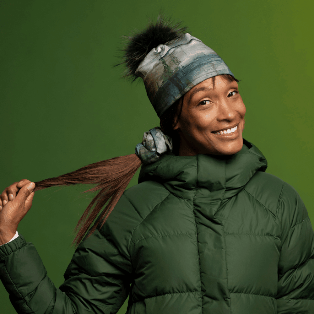 Une femme souriante portant un manteau d&