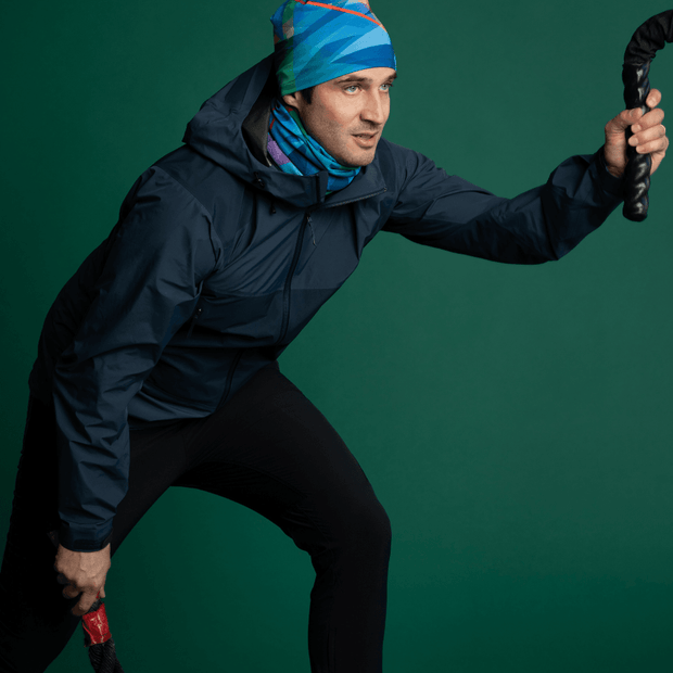 Pair our new tubular headwear scarf with the Fast Triangles beanie to train, run or cross-country skiing! It goes really well qith a mustard, orange, light blue or dark gray jacket. 