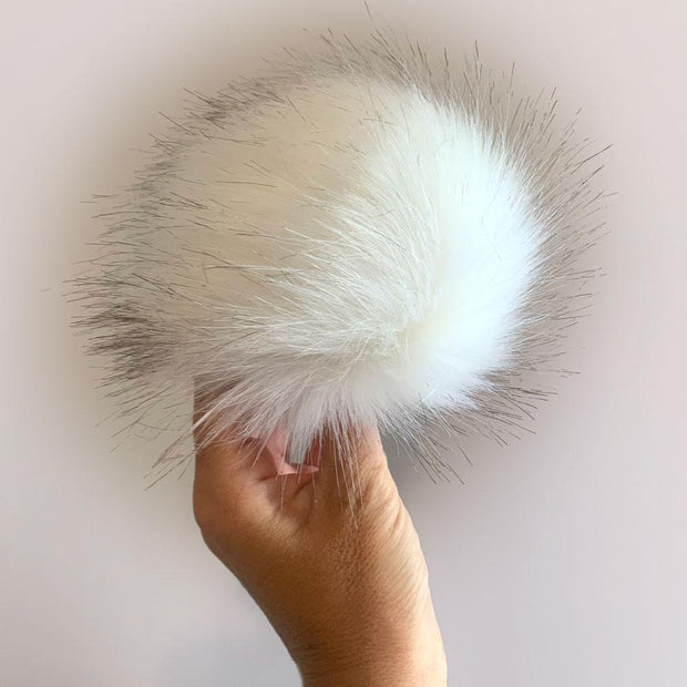 AW23 - Pack of 10 Faux Fur Pompoms