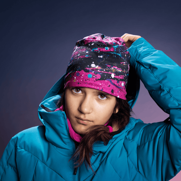 Brown hair teen girl wearing the mix and match Nest Multifunctional neckwarmer and tuque with a Karbon Turquoise ski jacket.