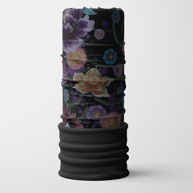 Magnificent tubular scarf with a floral pattern on a black back. a 20 cm add on of a black fleece for a warmer fit.