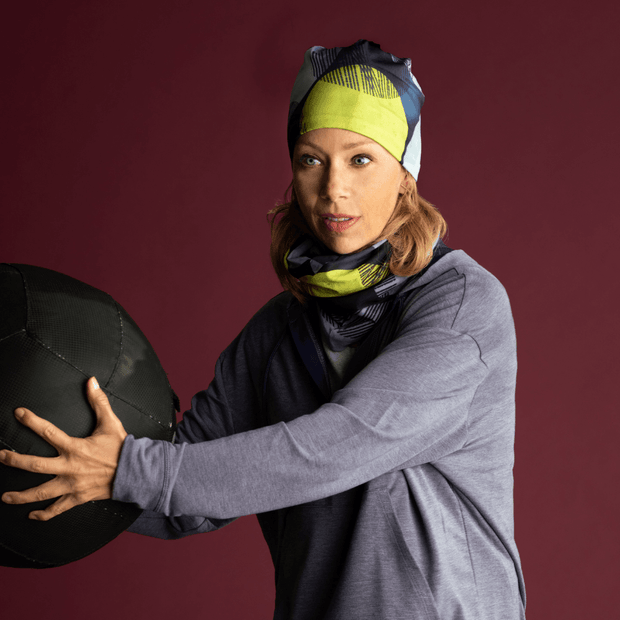 Woman trainning with the beautiful duo bamboo toque and multifunctional tube Yellow-Dots.