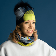Woman waering the real fur pompom tuque Yellow Dots with the multifunction bandana