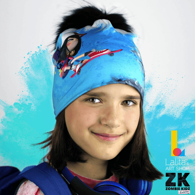 Girl wearing a blue, pink, black and white beanie hat from the collection Zombie Kidz Evolution !